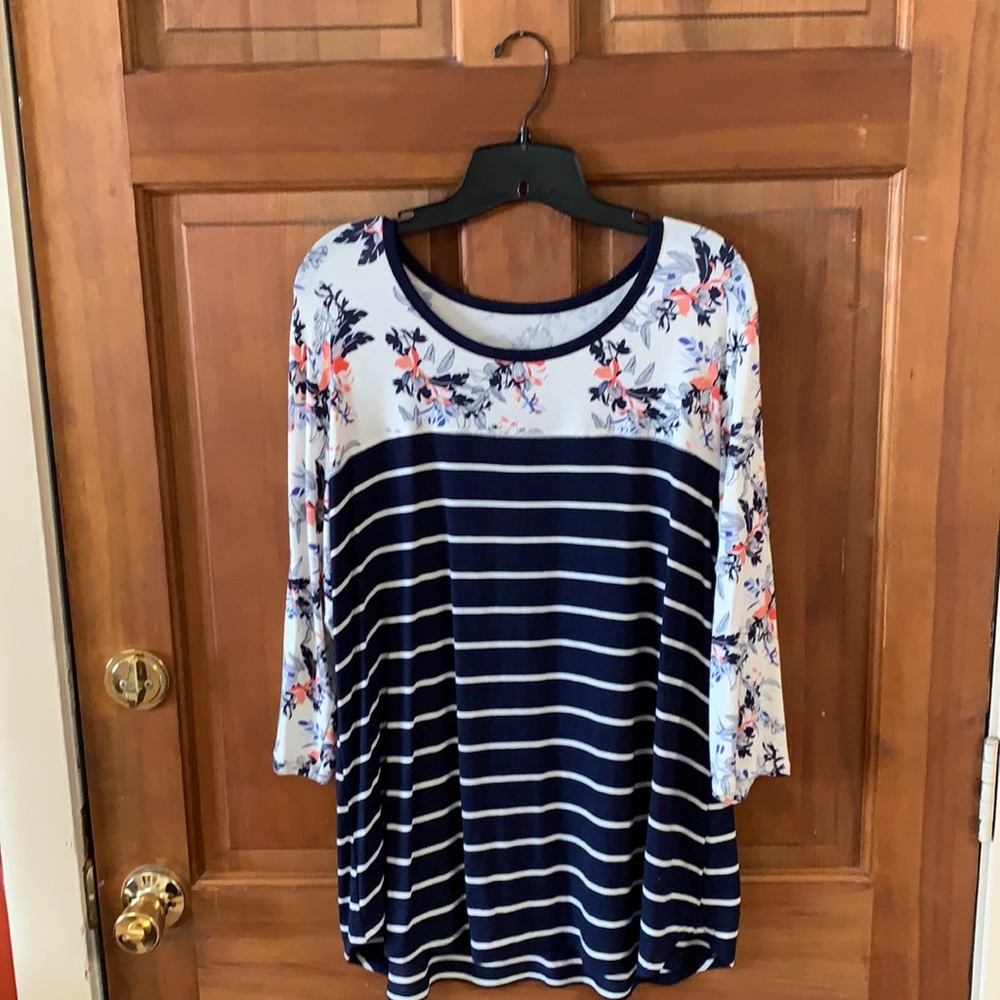 MAURICES 3/4 Sleeves Woman’s XL Top.